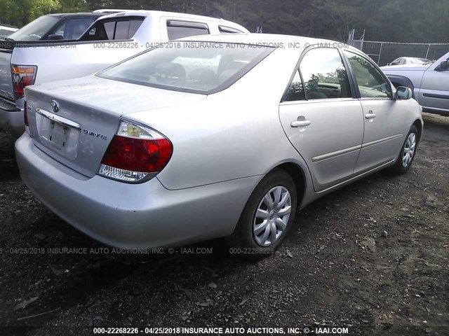 4T1BE32K05U633717 - 2005 TOYOTA CAMRY LE/XLE/SE ვერცხლისფერი ფოტო 4
