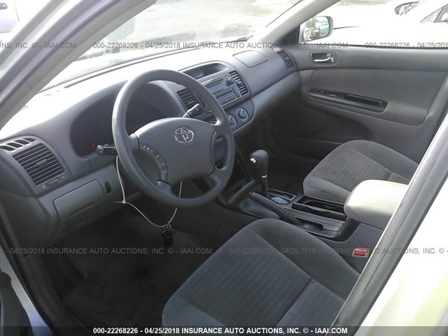 4T1BE32K05U633717 - 2005 TOYOTA CAMRY LE/XLE/SE ვერცხლისფერი ფოტო 5