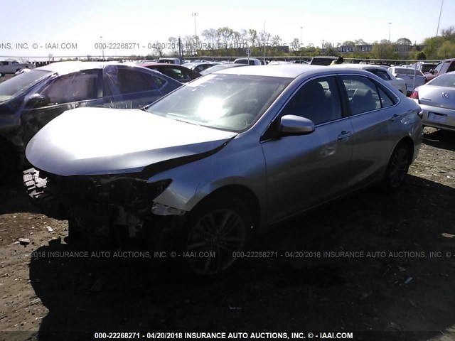 4T1BF1FK8HU304344 - 2017 TOYOTA CAMRY LE/XLE/SE/XSE SILVER photo 2