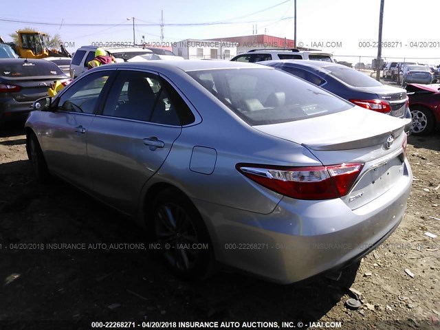 4T1BF1FK8HU304344 - 2017 TOYOTA CAMRY LE/XLE/SE/XSE SILVER photo 3
