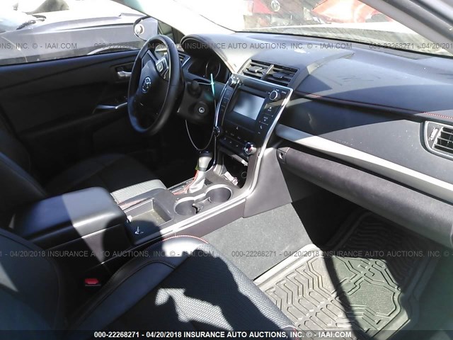 4T1BF1FK8HU304344 - 2017 TOYOTA CAMRY LE/XLE/SE/XSE SILVER photo 5