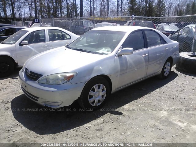 4T1BE32K62U626671 - 2002 TOYOTA CAMRY LE/XLE/SE ვერცხლისფერი ფოტო 2