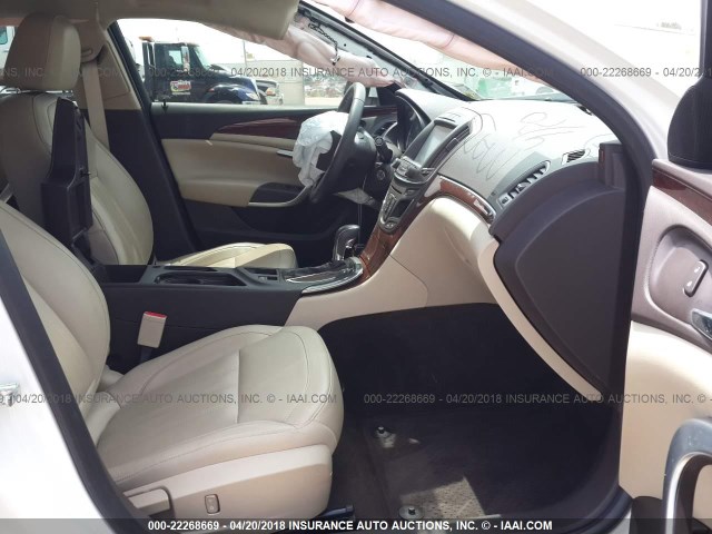 2G4GK5EX8G9208957 - 2016 BUICK REGAL WHITE photo 5
