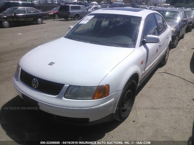 WVWMA63B8WE422334 - 1998 VOLKSWAGEN PASSAT GLS WHITE photo 2