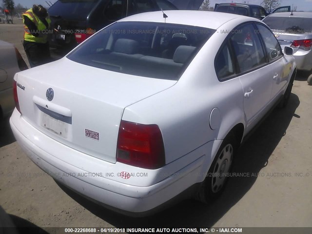 WVWMA63B8WE422334 - 1998 VOLKSWAGEN PASSAT GLS WHITE photo 4