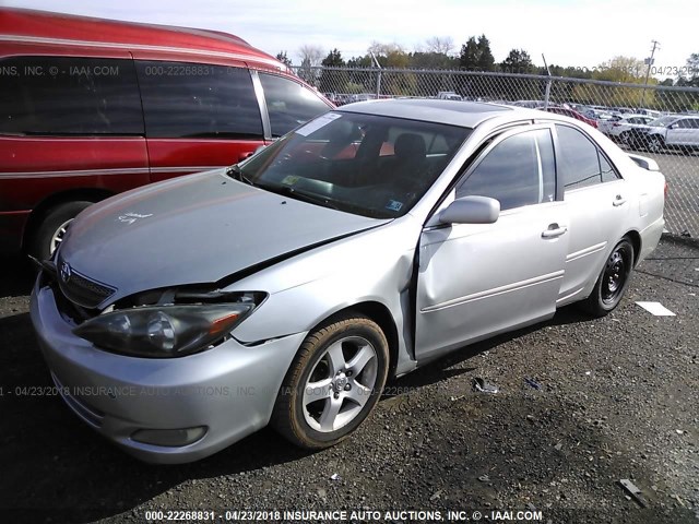 4T1BE32K52U549601 - 2002 TOYOTA CAMRY LE/XLE/SE ნაცრისფერი ფოტო 2