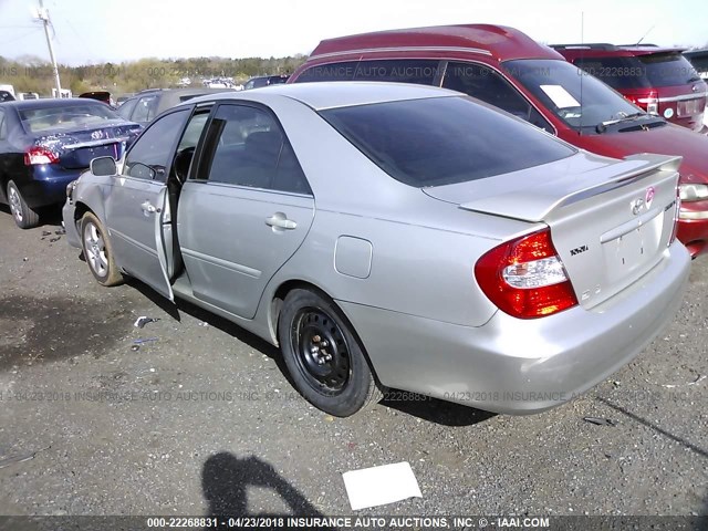 4T1BE32K52U549601 - 2002 TOYOTA CAMRY LE/XLE/SE GRAY photo 3