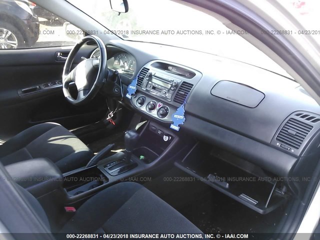 4T1BE32K52U549601 - 2002 TOYOTA CAMRY LE/XLE/SE ნაცრისფერი ფოტო 5