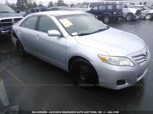 4T1BF3EK3BU624952 - 2011 TOYOTA CAMRY SE/LE/XLE SILVER photo 1