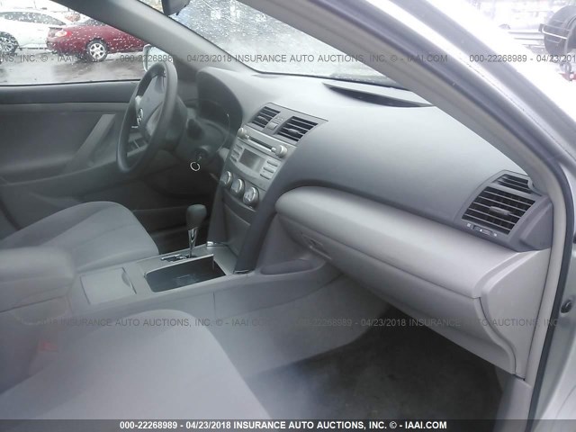 4T1BF3EK3BU624952 - 2011 TOYOTA CAMRY SE/LE/XLE SILVER photo 5