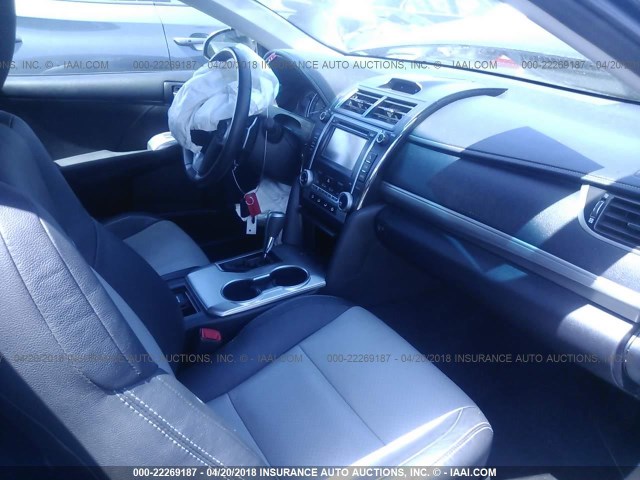 4T1BF1FK6CU183435 - 2012 TOYOTA CAMRY SE/LE/XLE 深蓝色 照片 5