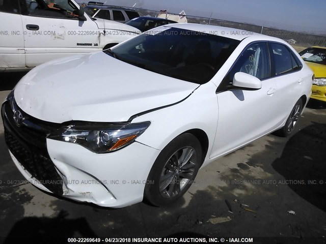 4T1BF1FK7GU552681 - 2016 TOYOTA CAMRY LE/XLE/SE/XSE WHITE photo 2