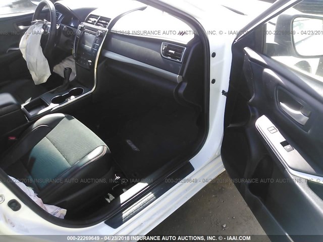 4T1BF1FK7GU552681 - 2016 TOYOTA CAMRY LE/XLE/SE/XSE WHITE photo 5