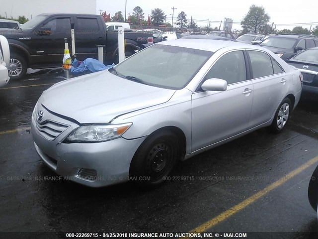 4T1BF3EK7AU024319 - 2010 TOYOTA CAMRY SE/LE/XLE SILVER photo 2