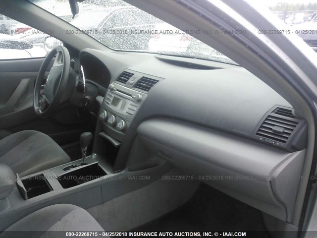 4T1BF3EK7AU024319 - 2010 TOYOTA CAMRY SE/LE/XLE SILVER photo 5