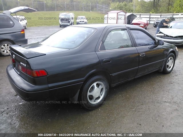 4T1BG22K2WU291919 - 1998 TOYOTA CAMRY CE/LE/XLE BLACK photo 4