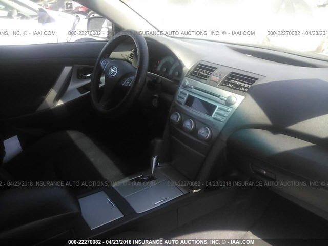 4T1BF3EK6BU193636 - 2011 TOYOTA CAMRY SE/LE/XLE GRAY photo 5