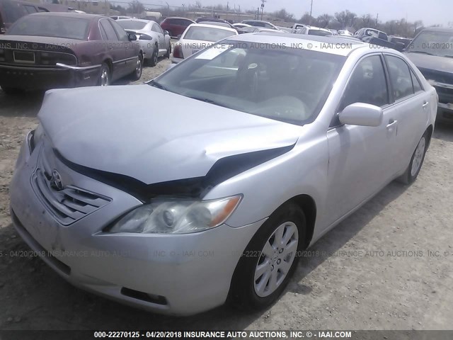 4T1BK46K27U551788 - 2007 TOYOTA CAMRY NEW GENERAT LE/XLE/SE SILVER photo 2