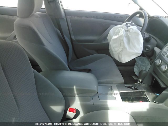 JTNBF3EK9B3007027 - 2011 TOYOTA CAMRY SE/LE/XLE 银色 照片 5