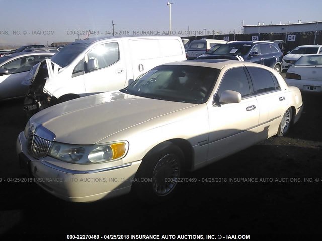 1LNFM83W8WY665263 - 1998 LINCOLN TOWN CAR CARTIER WHITE photo 2
