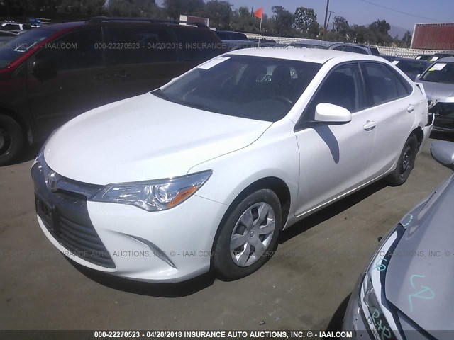 4T1BF1FK6HU769544 - 2017 TOYOTA CAMRY LE/XLE/SE/XSE WHITE photo 2