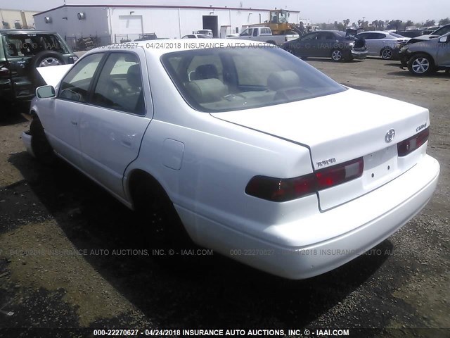 4T1BG22K7XU483015 - 1999 TOYOTA CAMRY CE/LE/XLE WHITE photo 3
