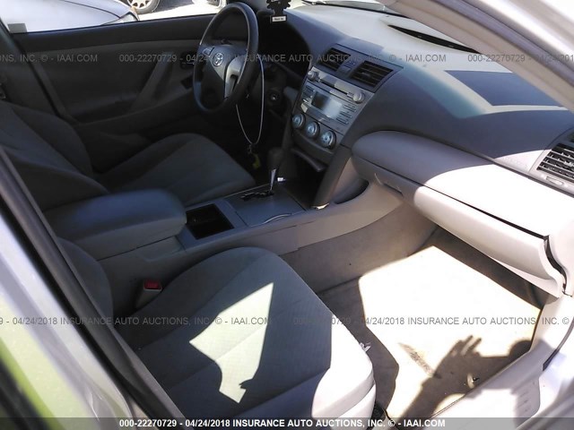 4T4BE46K69R112626 - 2009 TOYOTA CAMRY SE/LE/XLE SILVER photo 5