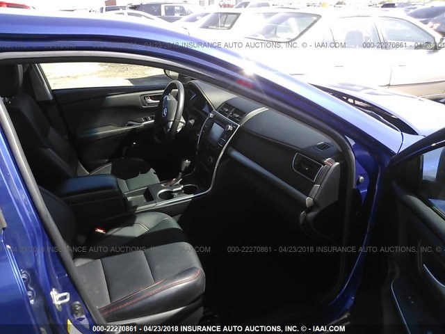 4T1BF1FK6GU564756 - 2016 TOYOTA CAMRY LE/XLE/SE/XSE BLUE photo 5