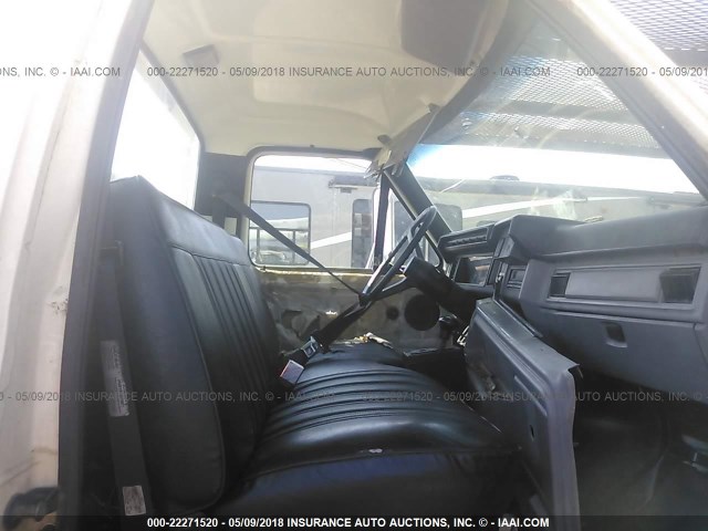 1FDXF80E9VVA37755 - 1997 FORD F800 WHITE photo 5