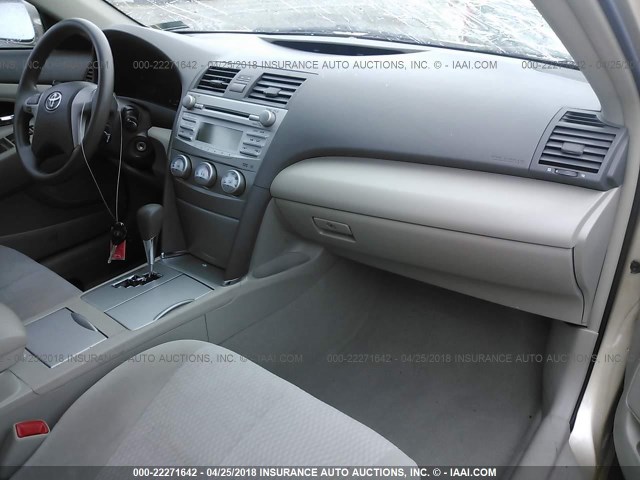 4T1BF3EK6BU667259 - 2011 TOYOTA CAMRY SE/LE/XLE GOLD photo 5