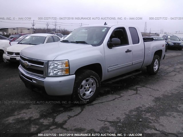 1GCSKSE30AZ197900 - 2010 CHEVROLET SILVERADO K1500 LT SILVER photo 2