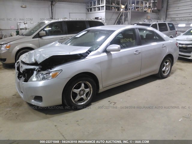 4T1BF3EK2AU072617 - 2010 TOYOTA CAMRY SE/LE/XLE SILVER photo 2