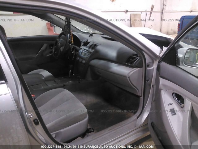 4T1BF3EK2AU072617 - 2010 TOYOTA CAMRY SE/LE/XLE 银色 照片 5