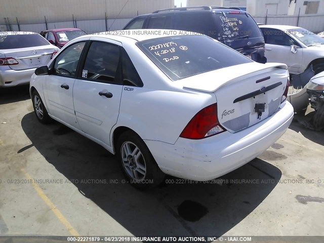 1FAFP3432YW199028 - 2000 FORD FOCUS SE/SE SPORT WHITE photo 3