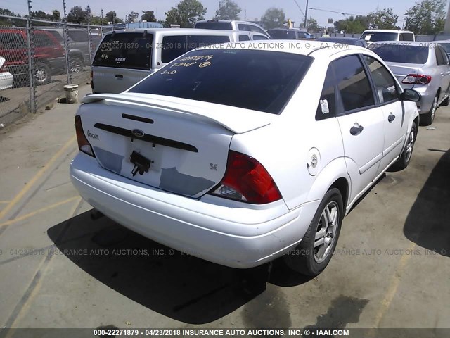 1FAFP3432YW199028 - 2000 FORD FOCUS SE/SE SPORT WHITE photo 4