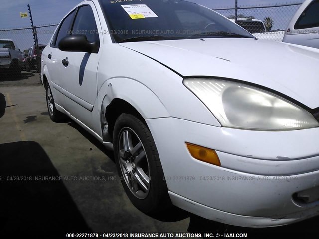 1FAFP3432YW199028 - 2000 FORD FOCUS SE/SE SPORT WHITE photo 6