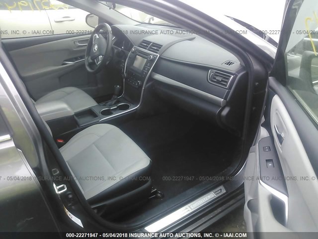 4T1BF1FK6GU256485 - 2016 TOYOTA CAMRY LE/XLE/SE/XSE Grau Foto 5