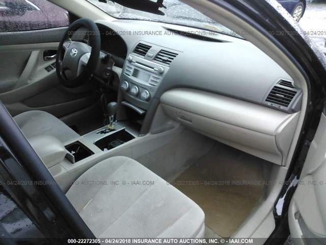 4T4BF3EK0BR205852 - 2011 TOYOTA CAMRY SE/LE/XLE BLACK photo 5