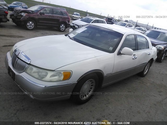 1LNHM81W81Y677272 - 2001 LINCOLN TOWN CAR EXECUTIVE Белый фото 2