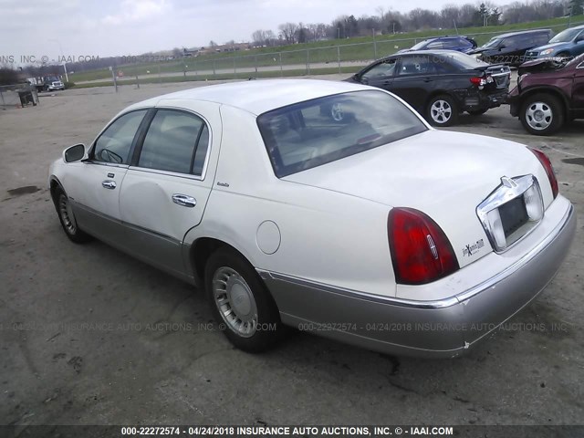 1LNHM81W81Y677272 - 2001 LINCOLN TOWN CAR EXECUTIVE Белый фото 3