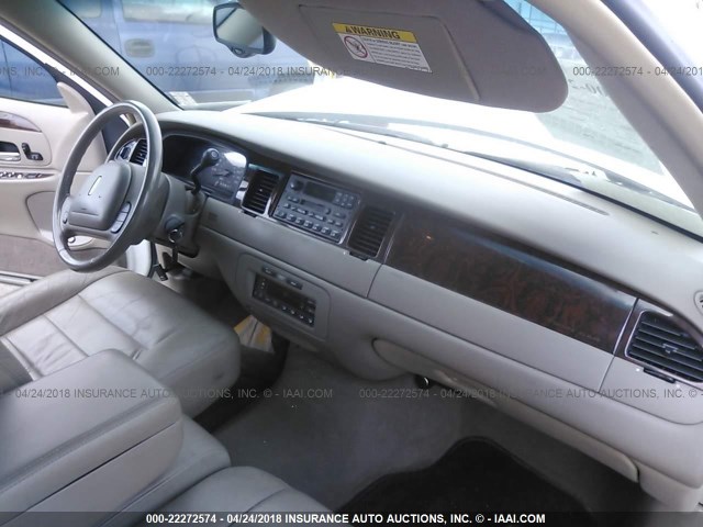 1LNHM81W81Y677272 - 2001 LINCOLN TOWN CAR EXECUTIVE Белый фото 5