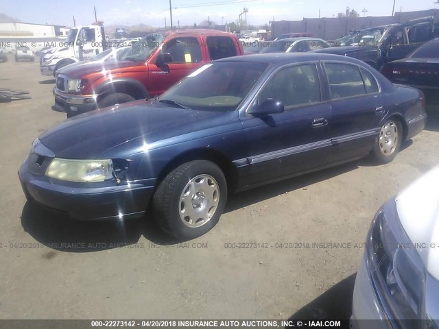 1LNHM97V82Y693865 - 2002 LINCOLN CONTINENTAL  Blau Foto 2