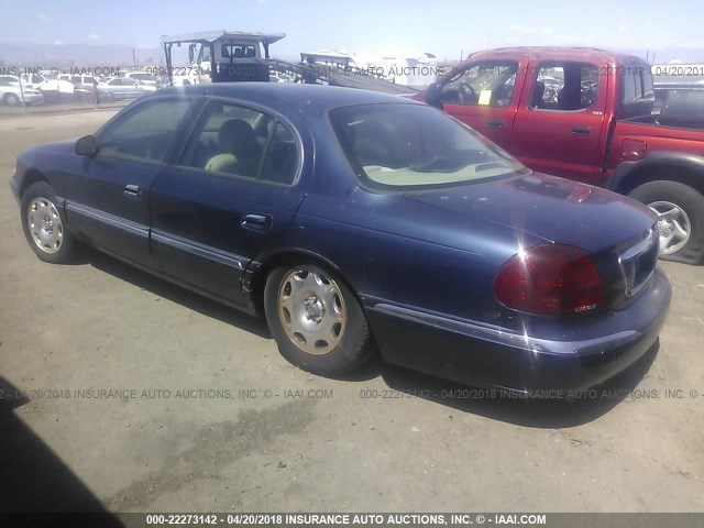 1LNHM97V82Y693865 - 2002 LINCOLN CONTINENTAL  Blau Foto 3