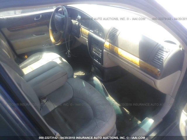 1LNHM97V82Y693865 - 2002 LINCOLN CONTINENTAL  Blau Foto 5