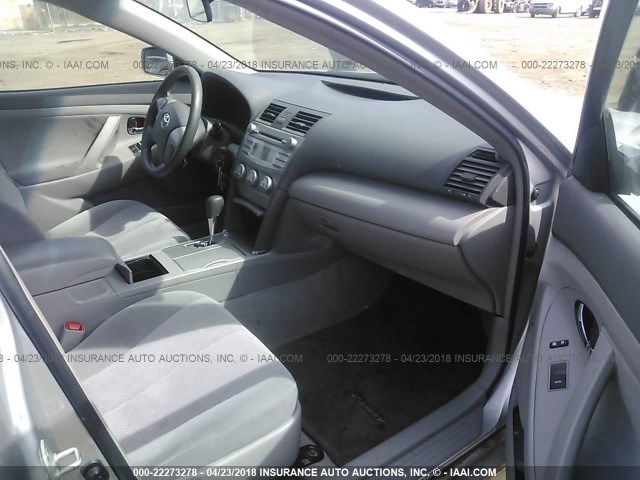 4T1BF3EK1AU112556 - 2010 TOYOTA CAMRY SE/LE/XLE 银色 照片 5