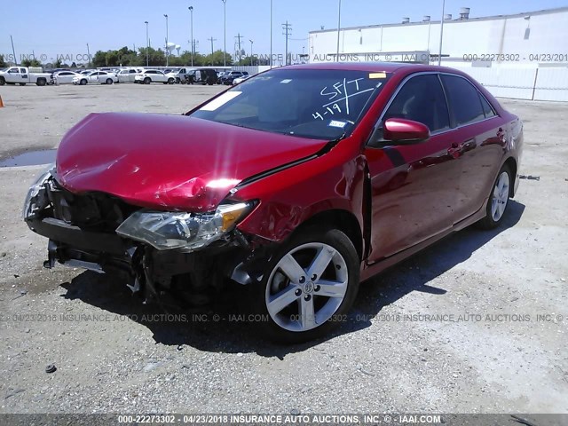 4T1BF1FKXCU625455 - 2012 TOYOTA CAMRY SE/LE/XLE 红色 照片 2