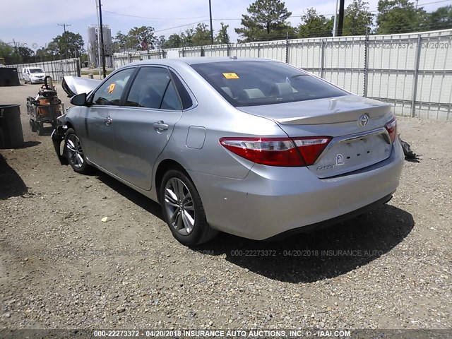 4T1BF1FK7HU299542 - 2017 TOYOTA CAMRY LE/XLE/SE/XSE SILVER photo 3