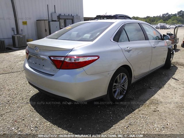 4T1BF1FK7HU299542 - 2017 TOYOTA CAMRY LE/XLE/SE/XSE SILVER photo 4