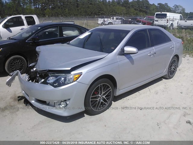 4T1BF1FKXEU350284 - 2014 TOYOTA CAMRY L/SE/LE/XLE 银色 照片 2