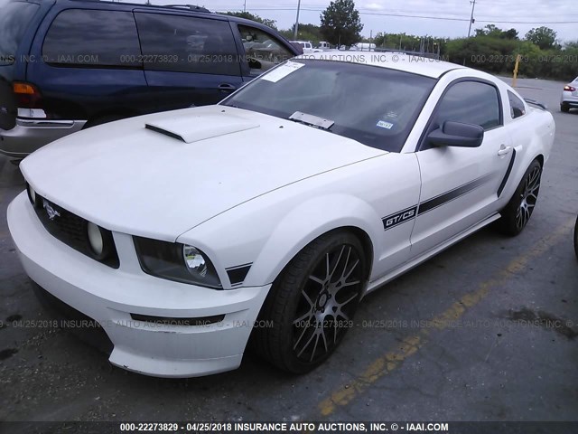 1ZVHT82H575335325 - 2007 FORD MUSTANG GT WHITE photo 2